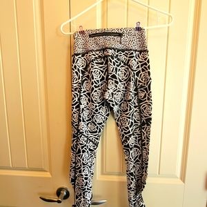 Lululemon size 2 newlu tights with phone pockets